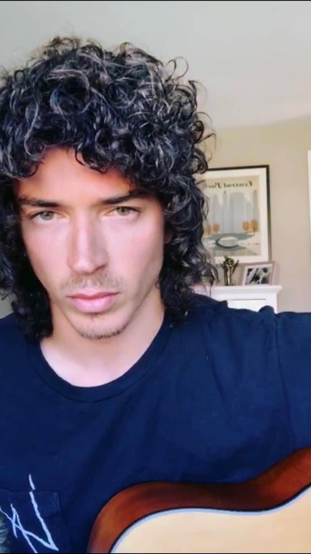 ジュリアン・ペレッタのインスタグラム：「here’s a mini bedroom acoustic version of my new single #closertoyou enjoy x」