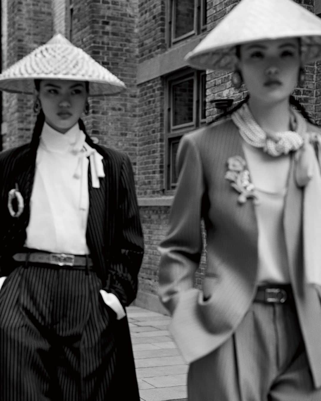 Chloéさんのインスタグラム写真 - (ChloéInstagram)「An editorial in the February issue of @VogueMe about the “Modern Day Teddy Girl” features models Ye Riquin (@Yye_Riquin) and Xie Chaoyu (@Xie.Chaoyu) wearing a look from @NRamsayLevi’s #CHLOEss20 collection.  Photographed by Liu Song with styling by Austin Wang (@AustinConoWang)  Discover the collection in boutiques and on chloe.com  #CHLOEgirls #CHLOE」5月31日 0時00分 - chloe