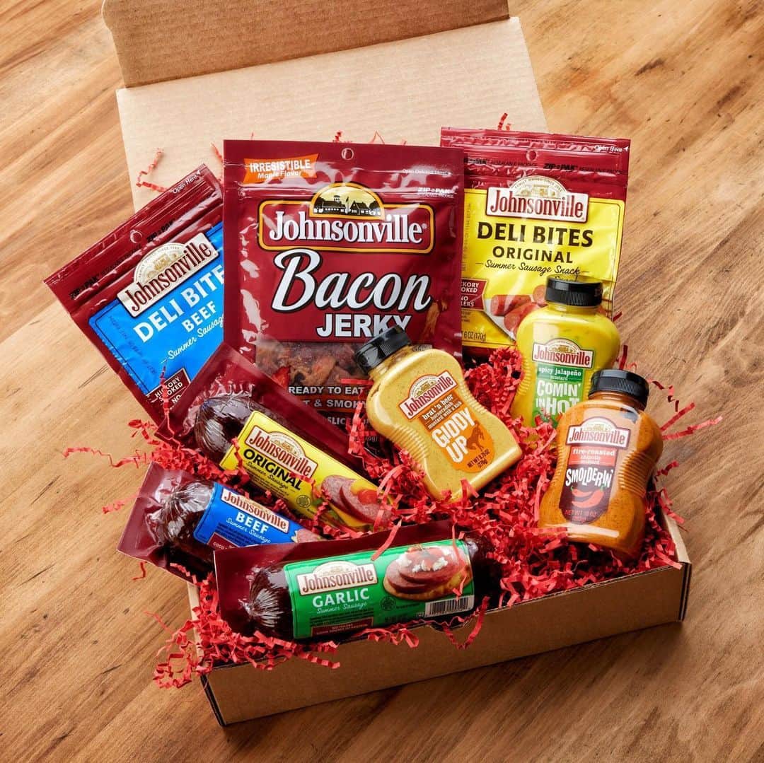 ジョンソンヴィルのインスタグラム：「Dad deserves all the snacks. Treat him to some meaty options with the Johnsonville Father’s Day Gift Box.  Each box is packed with Summer Sausage, Deli Bites, Bacon Jerky, and exclusive mustard flavors! Order online today at the link in our bio to receive before Father’s Day. Orders must be placed by June 14th to arrive in time for Dad 😊  #BetterWithSausage #HappyFathersDay #FathersDay #giftsfordad #meatlover #sausage #meat #giftideas #DadsDay #giftsforhim #FathersDay2020 #fathersdaygiftideas」