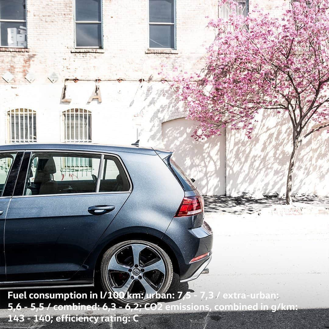 フォルクスワーゲンさんのインスタグラム写真 - (フォルクスワーゲンInstagram)「Spring vibes. #spring #blossom #vwgolfgti #volkswagen」5月31日 0時10分 - volkswagen