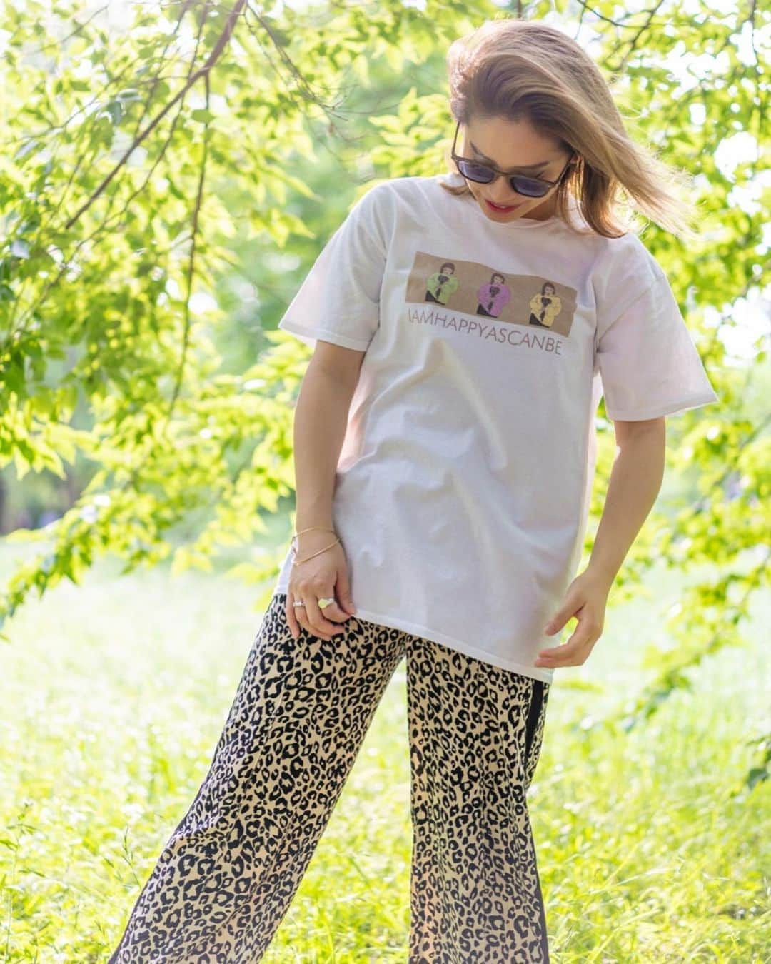acaneのインスタグラム：「・ 《acaneの新しいお洋服でます》 ・ New GoodsでTシャツが出るお👕 ⇒ M〜XL ¥3,500 ホワイトとブルーの2色展開です🤍💙 ・ イラストは @jen_kinzz さん❤︎ デザインは @daiki.blayze と共作しました！ そして今回グッズの撮影は ﾀｰﾁｬﾝ @takaya3ura に😚💐💐 ・ 6月1日0時〜 BASE『acane』ページにて 販売開始となりますので ぜひacaneとお揃いにしてくだされ😚🤙 ・ #new #goods #tshirt #acane #最後のacane笑いすぎなんよ」