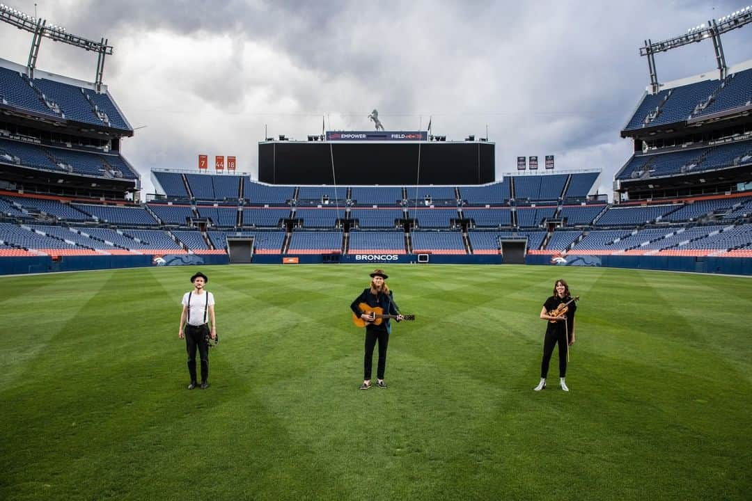 The Lumineersさんのインスタグラム写真 - (The LumineersInstagram)「We were so grateful to have our fellow Coloradans join us for #ColoradoGivesBack, that we’re happy to return the favor and continue supporting the community of our great state. Come watch us perform at @comusicrelief's virtual concert today at 6pm MT. We are #BandingTogether with some amazing musicians to help Colorado’s music industry recover from COVID-19. 💚⛰️ RSVP to the event using the link in our bio, and please donate anything you can by texting the word “COLORADO” to 707070」5月31日 0時18分 - thelumineers