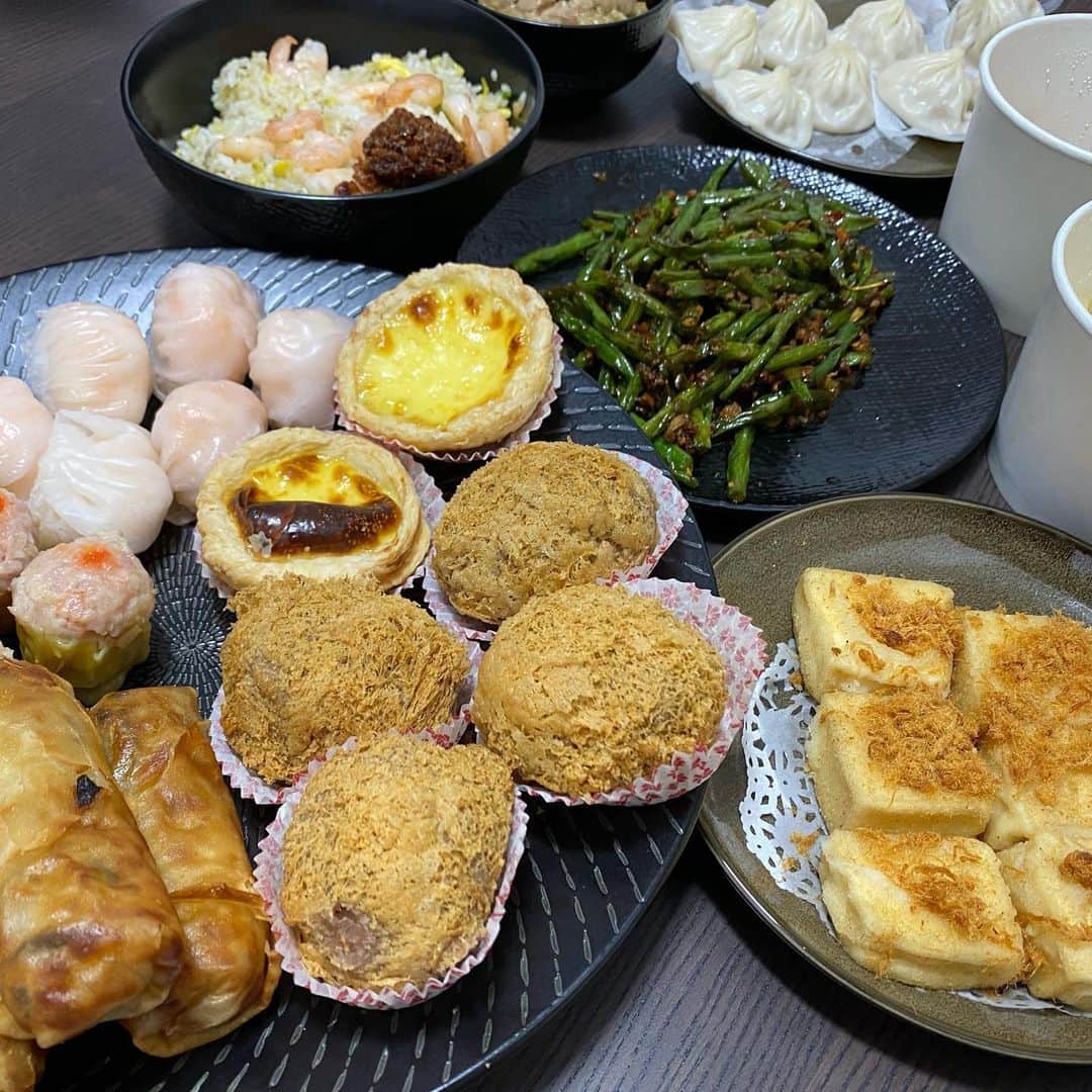 大西蘭のインスタグラム：「・ 今夜はディムサム三昧😋 ・ 小籠包、冷めてもジューシーで美味しかった💕 ・ エッグタルトはリベイクして食べましたが、やっぱりここのエッグタルトがシンガポールで1番好き😍 甘さは控えめでサクサク感最高❣️ ・ ・ @sweechoon.sg」