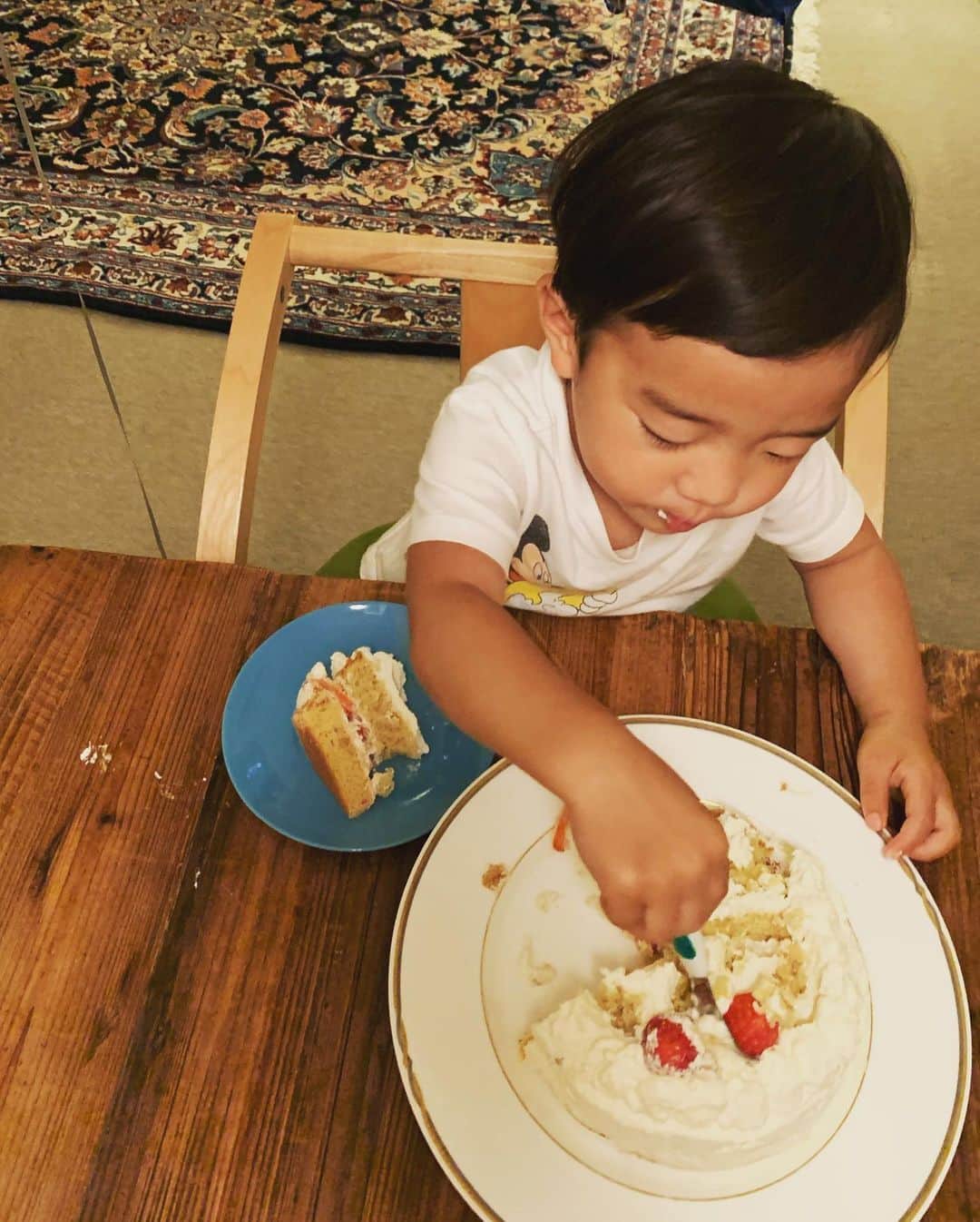 平大路 知子さんのインスタグラム写真 - (平大路 知子Instagram)「息子のバースデーケーキは、 @taquako41 さんのレシピ本とにらめっこしながら、初めてショートケーキを作りました。シンプルゆえにものすごく難しくて、繊細なお菓子を作ったことのない私にはハードルが高かった！でも、教科書並みに詳しく載っていて、ケーキ作りでよくあるけど謎なひと手間が、あぁ、だからこの工程が必要なのかと理解できて楽しかった。 家にグラニュー糖がないことに作るときに気づいて甜菜糖だし、道具が色々そろってないから見た目はあれだけど(言い訳)、息子の食いつきは素晴らしく、火を消した途端に「フォーク！」と要求。誕生日くらい好きにさせてあげようと、そのまま食べさせてたら、大人が食べる頃にはパイ投げでもした後のような見た目でした😂  またレシピをゆっくり熟読して、頭に工程をある程度インプットしてからスムーズに作れるようになりたいなぁ。 たかこさんの頭の中を全て書き出したようなこんな丁寧な本、ありがたすぎます！🙏 #happybirthdaymylove」5月31日 0時28分 - tomo_checcori