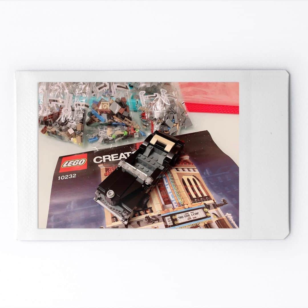 工藤晴香さんのインスタグラム写真 - (工藤晴香Instagram)「LEGO映画館。 パーツ細かすぎて探すの大変！1番の袋だけでこんなにある……。 車作るのに1時間半かかった🚗  #おうち時間 #くどはるーむ」5月31日 0時29分 - kudo_a.k.a_910