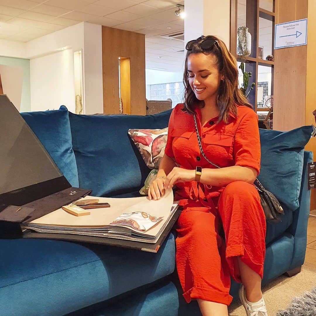 ジョージア・メイ・フットのインスタグラム：「So today myself and Kris headed to @sofology and picked our dream sofa and coffee table for our new house. How exciting! We went for the Tallulah sofa in Natural all over. Not only are the staff so helpful, the store had amazing social distancing rules in place. One way systems and hand sanitiser when needed. It gave us peace of mind in these crazy times! Thank you for getting us even more excited about our special journey 💜 #spon #ad」