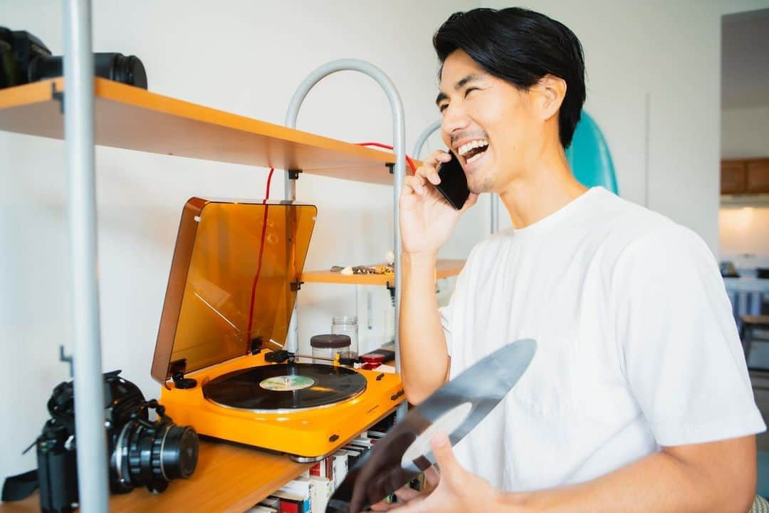 玉城大志のインスタグラム：「KEEP CALM AND PUT A RECORD ON. . レコードを聴けるような男になりたい。 . Photo by @tacma_dan . #record #recordplayer #beginner #レコードのある生活 #羨ましい #アメスマ #アメスマアンバサダー @amesma.usa」