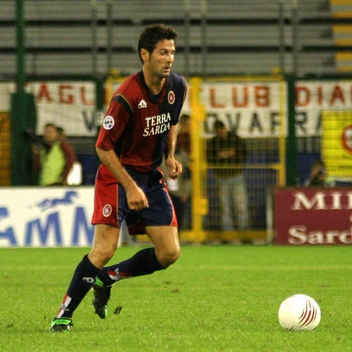 マッシモ・ゴッビのインスタグラム：「Auguri alla Squadra che mi ha fatto esordire in Serie A @cagliaricalcio  Felice ed orgoglioso di aver vestito questa maglia 🔴🔵 #cagliari100 #centenario  #forzacasteddu」