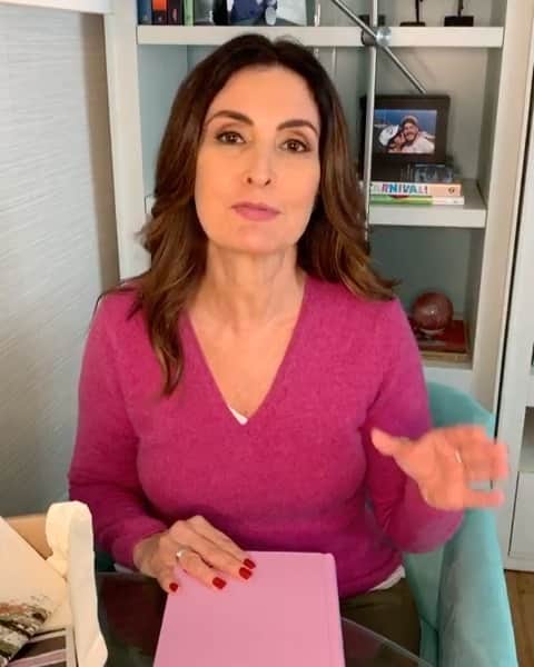 ファチマ・ベルナルデスのインスタグラム：「Todo mês, eu recebo aqui em casa uma caixa do #intrínsecos, clube de livros da editora @intrinseca . Hoje vim mostrar pra vocês o que veio na caixa de junho! Se você quiser receber uma caixa igual a que eu mostrei no vídeo, é só assinar o #intrínsecos até amanhã (31/05). E quem quiser assinar agora também terá a opção do pagamento em boleto! 😉」