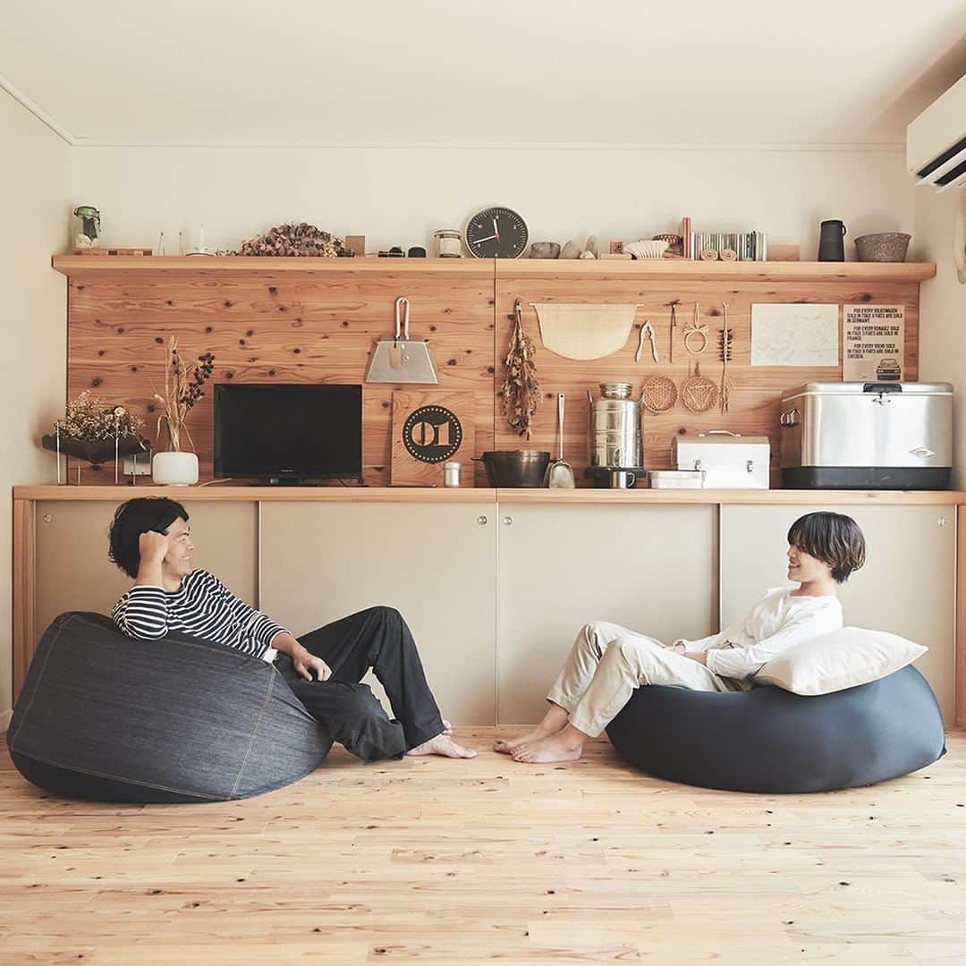 MUJI USAさんのインスタグラム写真 - (MUJI USAInstagram)「[Daily Living Tips] After spending more time at home telecommuting or tackling household chores, the body can become stiff and ache.  The body-conforming Body Fit Cushion can be placed anywhere around your home to allow you to fully stretch out and relax. Place the cushion horizontally to sit in an upright position, or turn the cushion over vertically to lean.  #muji #mujiusa #dailylivingtips #bfc」5月31日 1時00分 - mujiusa