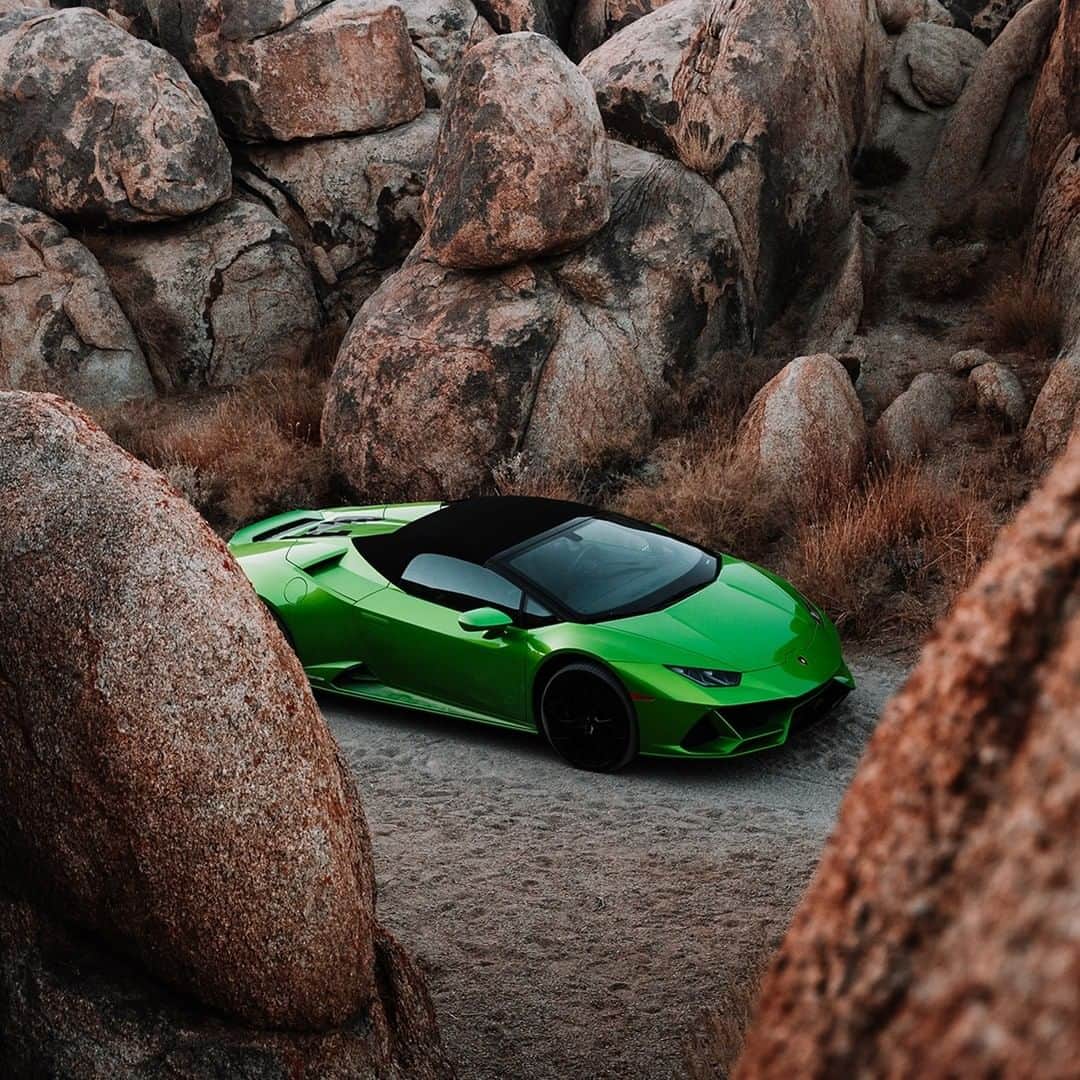 ランボルギーニさんのインスタグラム写真 - (ランボルギーニInstagram)「From a gem of engineering to the pinnacle of evolution, nature adds its magic to everything.  The thrilling sound of the Huracán EVO Spyder - in addition to its superior aerodynamic capabilities - leaves people enthralled everywhere it goes. Captured by @robstrok.  #Lamborghini #HuracanEVOSpyder #EveryDayAmplified」5月31日 1時00分 - lamborghini