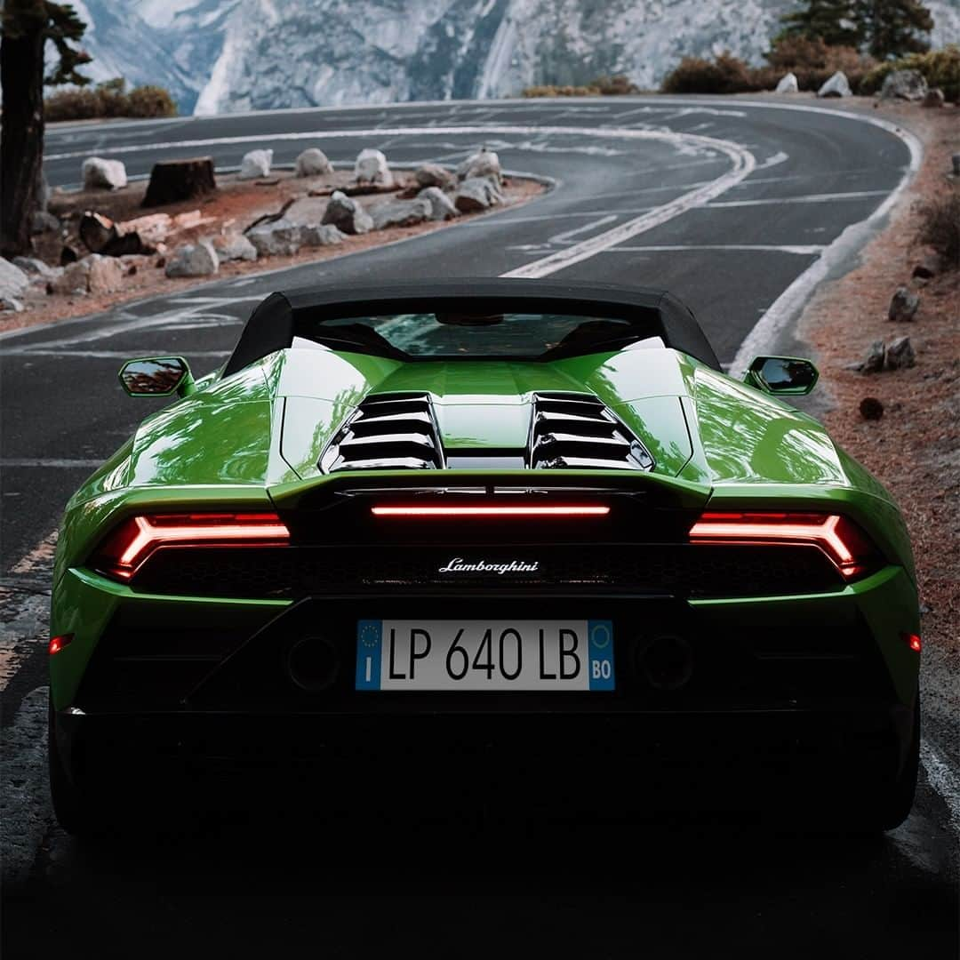 ランボルギーニさんのインスタグラム写真 - (ランボルギーニInstagram)「From a gem of engineering to the pinnacle of evolution, nature adds its magic to everything.  The thrilling sound of the Huracán EVO Spyder - in addition to its superior aerodynamic capabilities - leaves people enthralled everywhere it goes. Captured by @robstrok.  #Lamborghini #HuracanEVOSpyder #EveryDayAmplified」5月31日 1時00分 - lamborghini