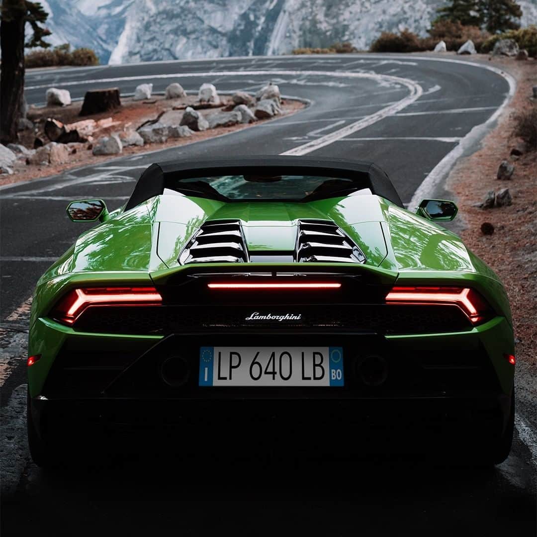 ランボルギーニのインスタグラム：「From a gem of engineering to the pinnacle of evolution, nature adds its magic to everything.  The thrilling sound of the Huracán EVO Spyder - in addition to its superior aerodynamic capabilities - leaves people enthralled everywhere it goes. Captured by @robstrok.  #Lamborghini #HuracanEVOSpyder #EveryDayAmplified」