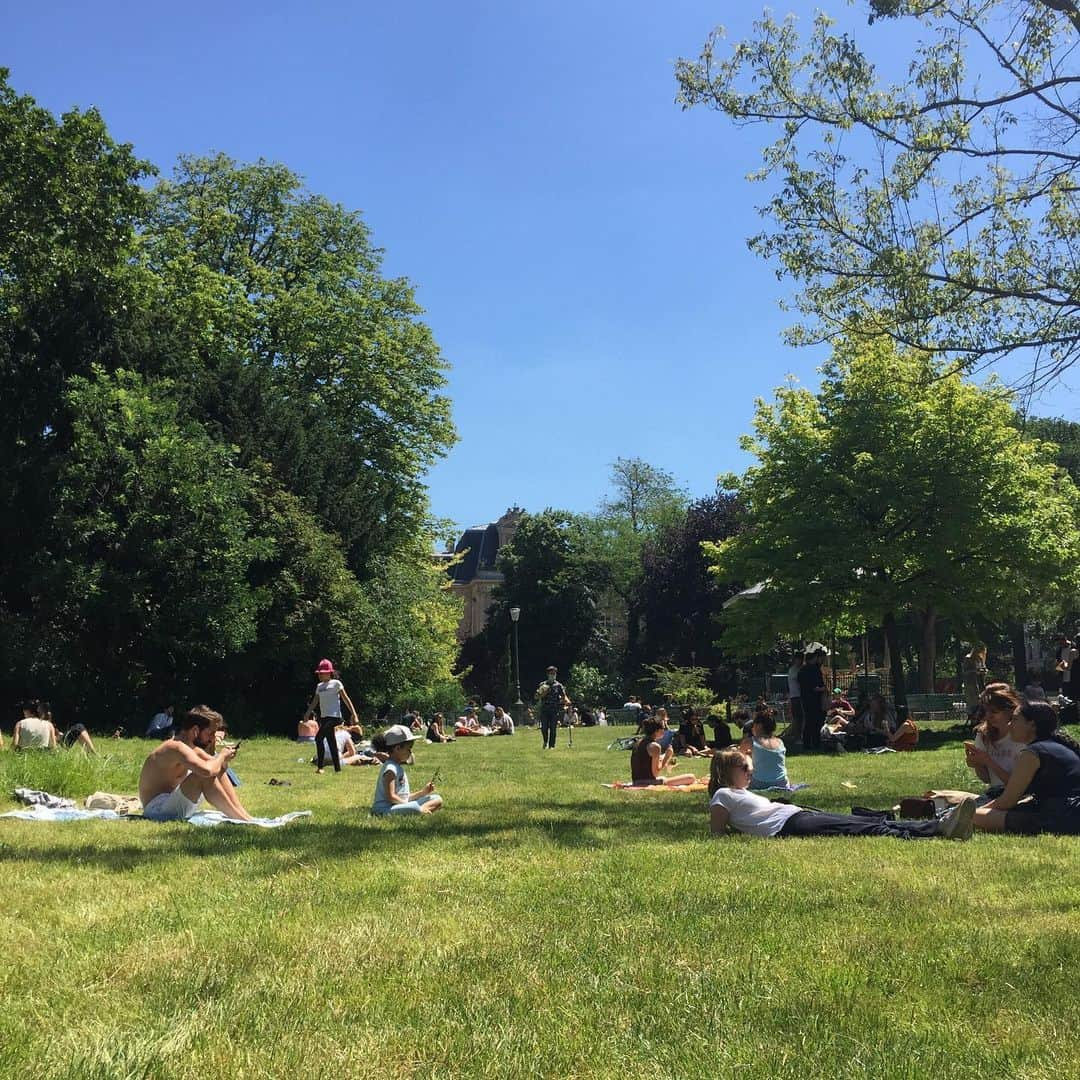 大森美希さんのインスタグラム写真 - (大森美希Instagram)「Great weather for a picnic ピクニック日和☀️🍀🍱 #saturday #picnic #weekend  #paris #parislife #déconfinement #france #beautemps #samedi #piquenique #parc #park #relax #decontracte #laviequotidienne #ピクニック日和 #公園でお弁当 #パリの週末 #パリ散歩 #パリ #パリを歩く #パリところどころ #パリ生活 #海外生活 #リラックスタイム #良い天気 #ピクニック #パリの休日」5月31日 1時01分 - mikiomori_