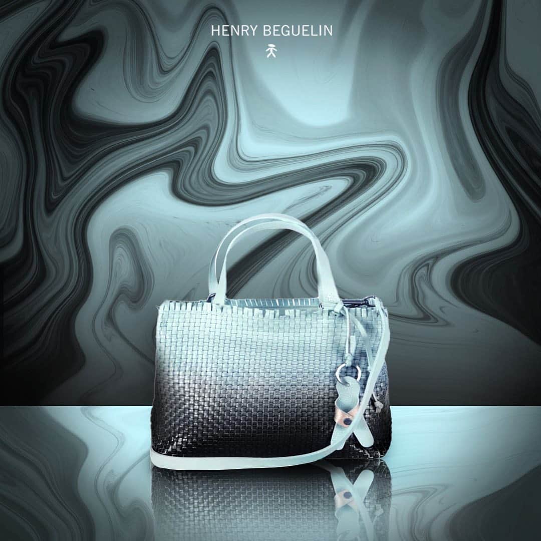 エンリーベグリンのインスタグラム：「Stunning #HenryBeguelin Melodie Zip Intreccio Sfumato in Sky color made in woven leather. #HBSS20」