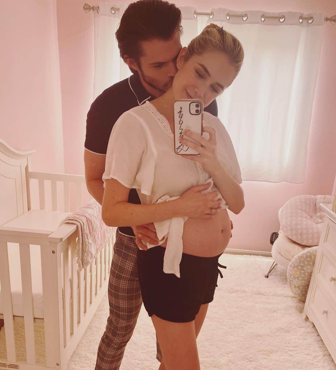 スペンサー・ロックのインスタグラム：「What we think we look like vs what we actually look like. #30weekspregnant today!! We got this @chrismason_1 🤍🥰」