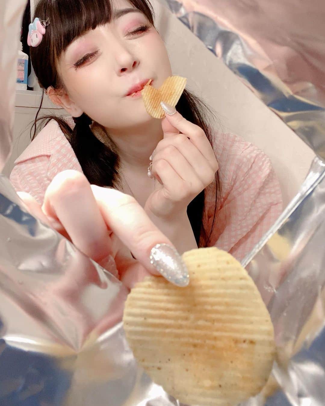 ビーナス・アンジェリックさんのインスタグラム写真 - (ビーナス・アンジェリックInstagram)「Empty potato chips bags make for an aesthetic selfie frame 👀✨ #ポテチ映え This fun trend originated on Chinese social media sites and has now been popping up in Japan as well! 😆🥔 On another note, I tried Jirai-Kei makeup and fashion ⚡️⚡️⚡️ I tried to google and see if there’s any English info on Jirai-Kei...📚 But unfortunately, it’s literally 0 - so now I’m trying to figure out how to explain why Jirai-Kei basically means Landmine-Style in English and other obscure concepts. 👻 Ah, we’ll figure it out 😂 There’s more Jirai-Kei coming in my next posts 🥺💕 #量産型　#量産型メイク #地雷メイク #地雷 #地雷女 #地雷女子 #自撮り部」5月31日 1時24分 - venus_angelic