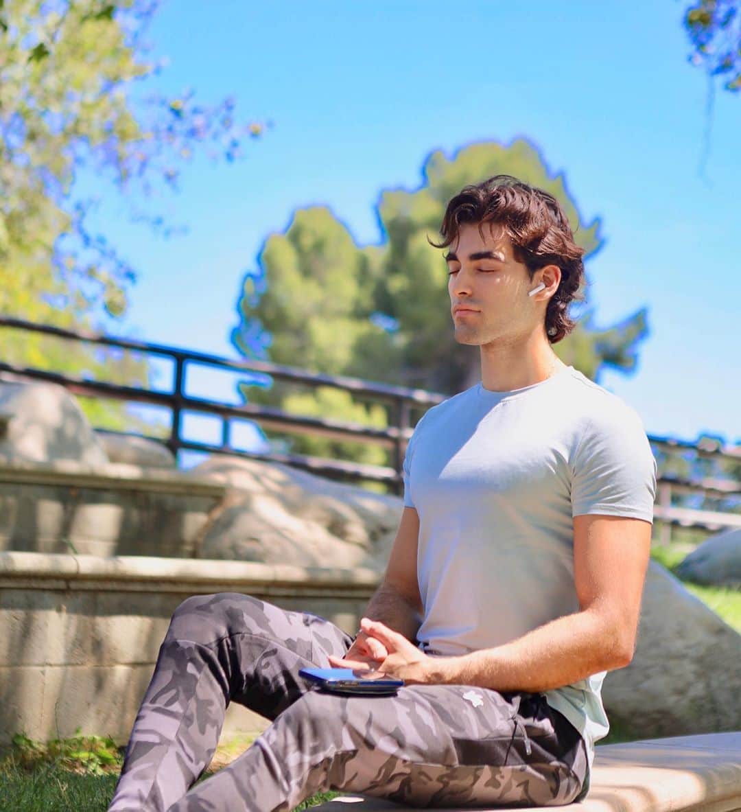 ブレイク・マイケルのインスタグラム：「Finding a new routine is something I’ve been struggling with recently. I think we’re all going through something. ⁣ ⁣ If you’re having trouble with sleeping, stress, and anxiety, the Calm app helps me find more peace in my everyday life.⁣ ⁣ I start my day off with the Daily Calm, a 10-minute guided meditation. Meditation has been shown to increase productivity, happiness, and enhance self-awareness!⁣ ⁣ It’s a really powerful tool that makes my days so much better. Use my code BLAKE40 for 40% off a year of @Calm. #calmpartner」