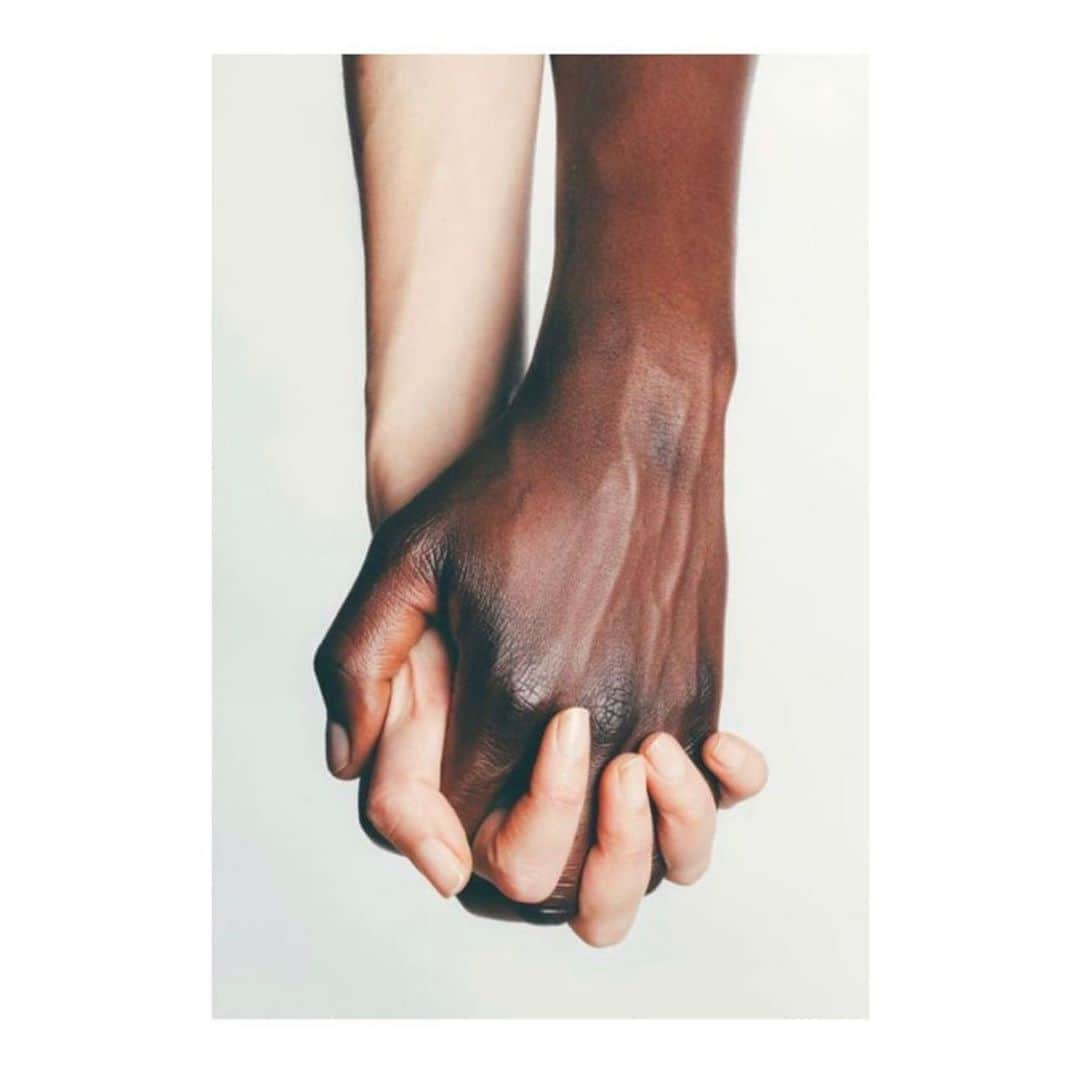 メリル・デイヴィスさんのインスタグラム写真 - (メリル・デイヴィスInstagram)「Racism can be an uncomfortable topic. Too often, when we see racism, discrimination or prejudice, we think... “it’s not my place to engage,” or “what can I really do?” That time is over. As an American, it is not only our “place,” but it is our right and civic duty to stand up for what we believe in. Our fellow Americans are hurting and it’s time for change. We cannot sit back, be silent or turn a blind eye. 💔 Photo via: @thefutureisfemalemovement」5月31日 1時20分 - meryledavis