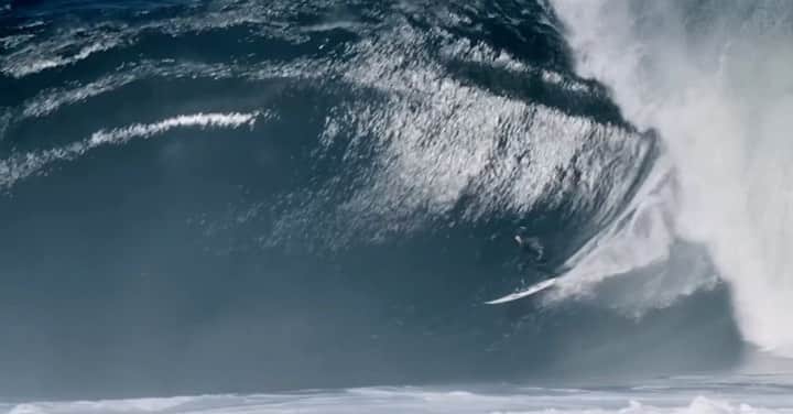 ローラ・エンバーのインスタグラム：「UNDONE has been number 1 documentary on iTunes for a week now 🖤 😱 Thankyou  everyone who has supported our lil film!  This one of the first waves I made at shipsterns after a couple of falls. Thankyou @danny_griffiths and all the tassie boys. . . Also this track was written by my man @jsmithsounds and sung by @emily_oconnell - it’s a special one 😭 .  Directed by @whereswalle. Produced by @candidfilmsau @emily_oconnell. Supported by @billabongwomens @hyundaiaus @garagefilms」