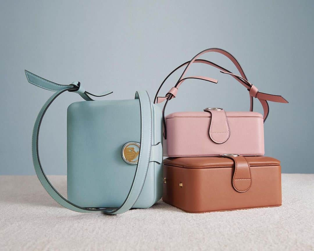 ランバンのインスタグラム：「The Bento: a delicate clutch in smooth nappa leather, shaped like a traditional Japanese lunch box. Now available via link in bio. #LanvinSS20 #LanvinBags  #Lanvin」