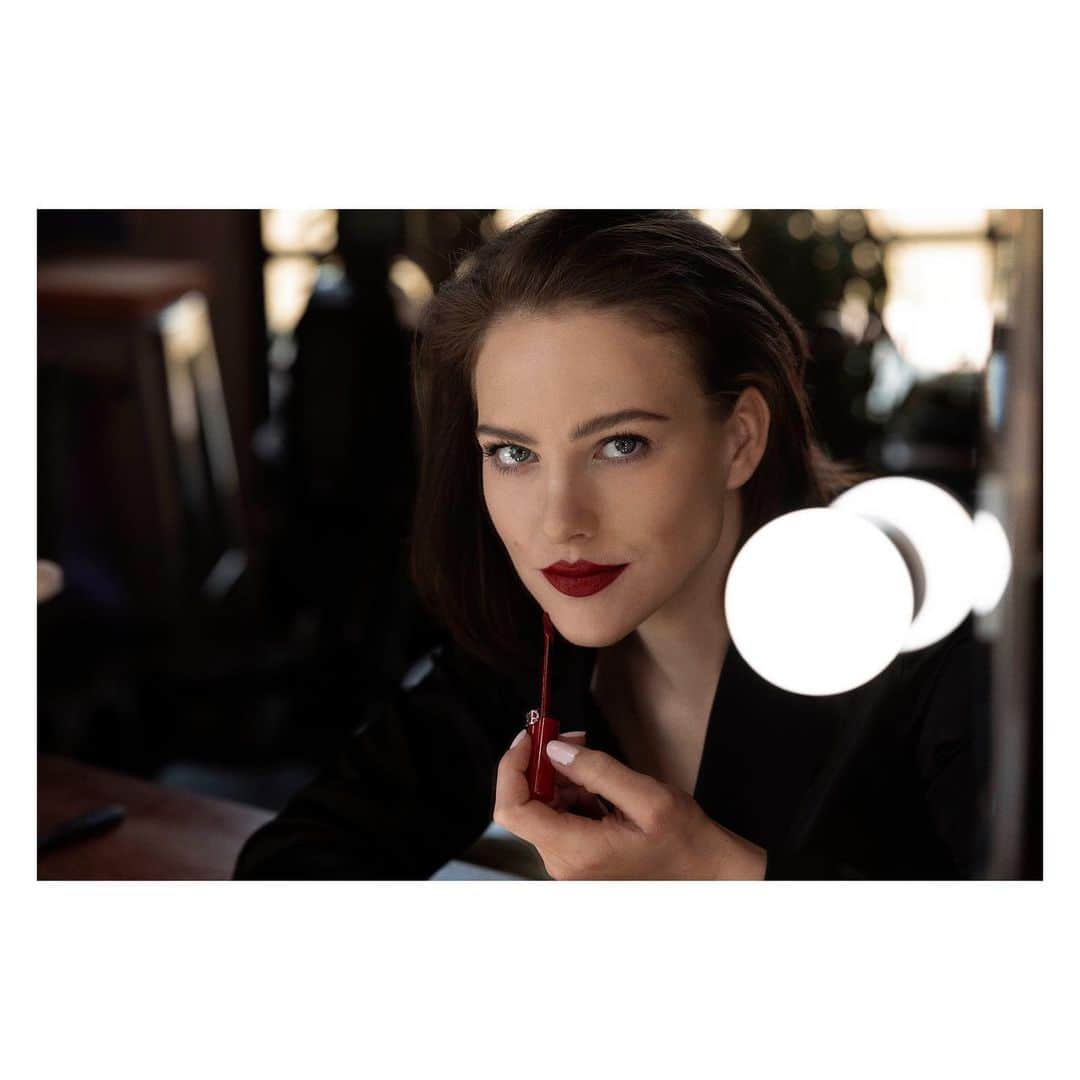 Armani Beautyさんのインスタグラム写真 - (Armani BeautyInstagram)「"Armani at home beauty moments" by Greg Williams.  Spring evenings call for timeless red lips. Beauty moments with Eliza Cummings captured by photographer Greg Williams at their home.  Eliza Cummings is wearing LIP MAESTRO in shade 400.  Credit: @gregwilliamsphotography @ladyelizacummings  #ArmaniBeauty #LipMaestro #makeup」5月31日 1時57分 - armanibeauty