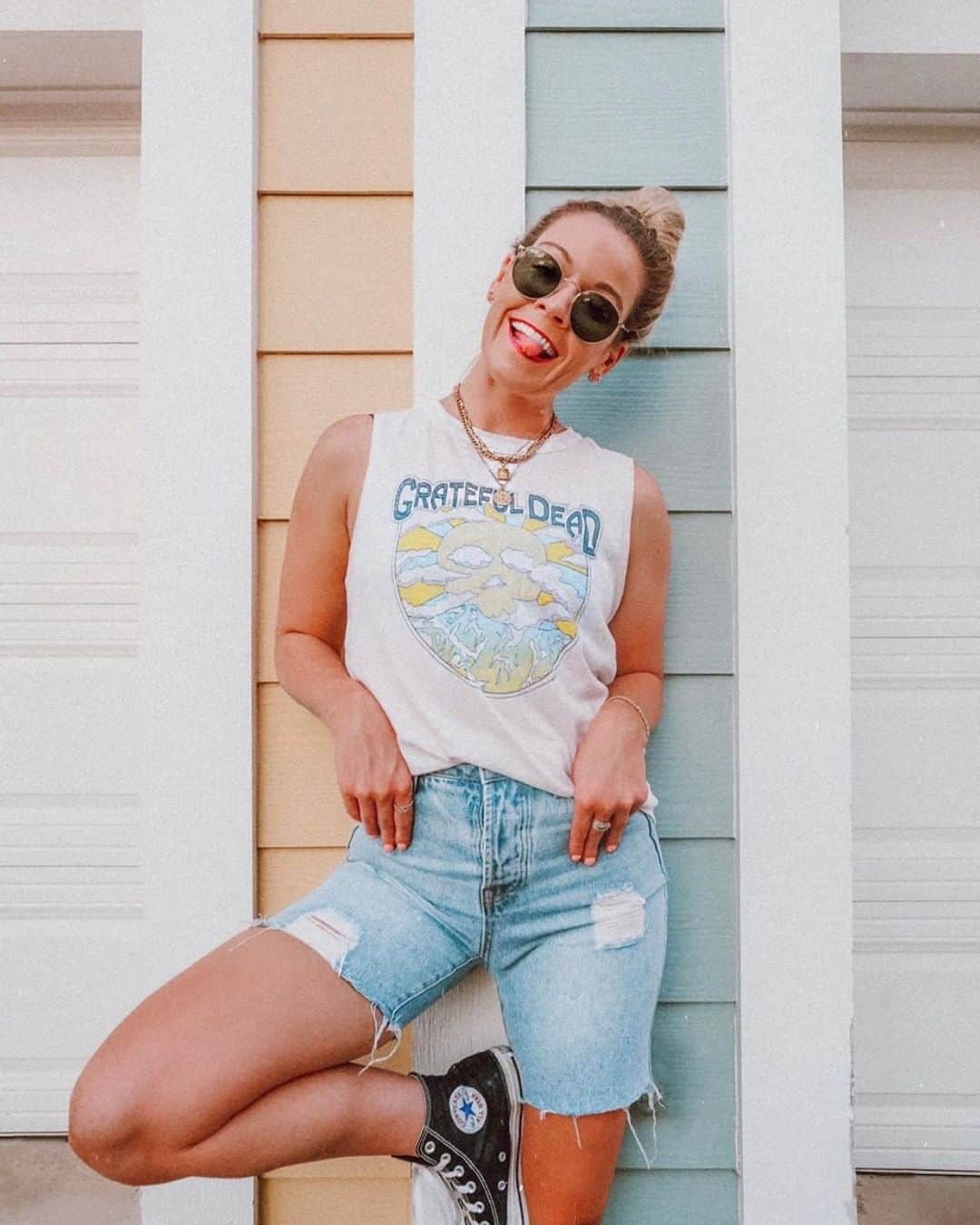 チェイサーのインスタグラム：「That weekend feeling😋💫👏🏼 @carly_mc #chaserbrand #gratefuldead #thegratefuldead #graphictee #bandtee #weekendvibes #weekendfeeling #deadhead」