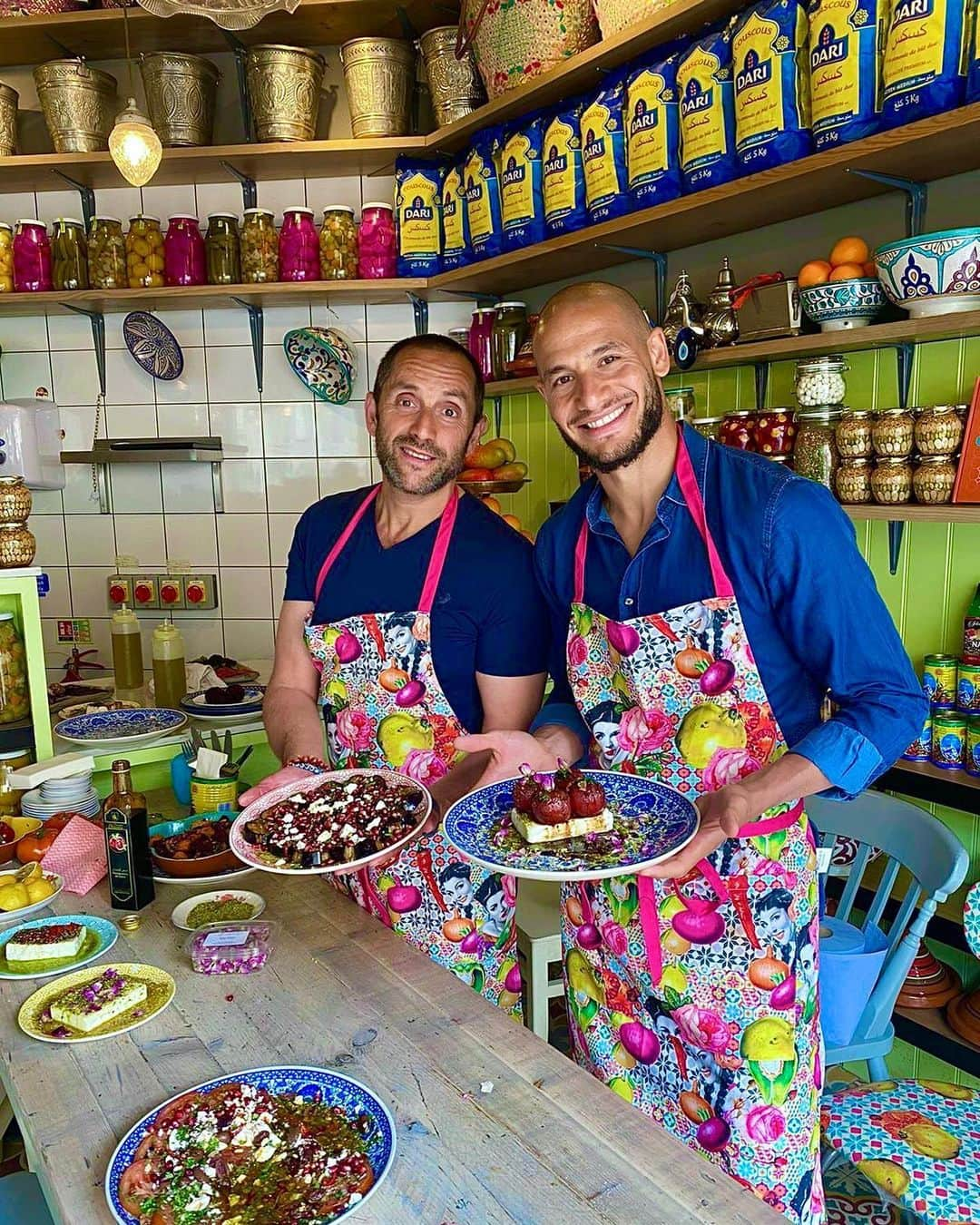 アドレーヌ・グェディウラさんのインスタグラム写真 - (アドレーヌ・グェディウラInstagram)「Fantastic session with the king of Middle east food @tonykitous 💥😋❤️ Thank you brother 🔥😊 #DaBaBaFelKouzina #FeastFromMiddleEast #MarahbaBikoum @comptoirlibanais #Tonykitous」5月31日 2時14分 - adleneg17