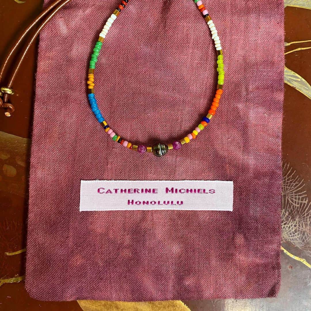 キャサリン ミッシェルさんのインスタグラム写真 - (キャサリン ミッシェルInstagram)「A tiny Tahitian pearl, some rubies or turquoise and delicious colors ? Your “Tristana” summer bracelet is here. Men’s and women’s size. Made in Hawai’i with aloha 🤙🏽🌺 #madewithlove #localartist #supportsmallbusiness #shoplocal #madeinusa #artisan #colors #bracelets #mensfashion #mensjewelry #summer #beach #aloha」5月31日 2時18分 - catherinemichiels
