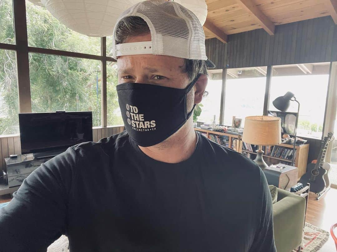 トム・デロングさんのインスタグラム写真 - (トム・デロングInstagram)「Oh- @tothestars.media has face masks. About to use mine now. Www.ToTheStars.Media (Amazon Pay, Apple Pay, Genital Play... we have it all)」5月31日 2時22分 - tomdelonge