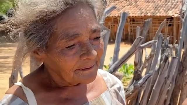 Claudia Leitteのインスタグラム：「Por favor, ajude! Qualquer quantia será bem vinda! Faça uma doação através do link disponível no @amigosdobem. Mesmo que pareça pouco, se cada um colocar o mínimo, juntos faremos alguma diferença! Por favor! 😭😭😭😭😭😭😭😭Se está difícil pra gente, imagine pra eles!  @alcionealbanesi estamos juntas!」