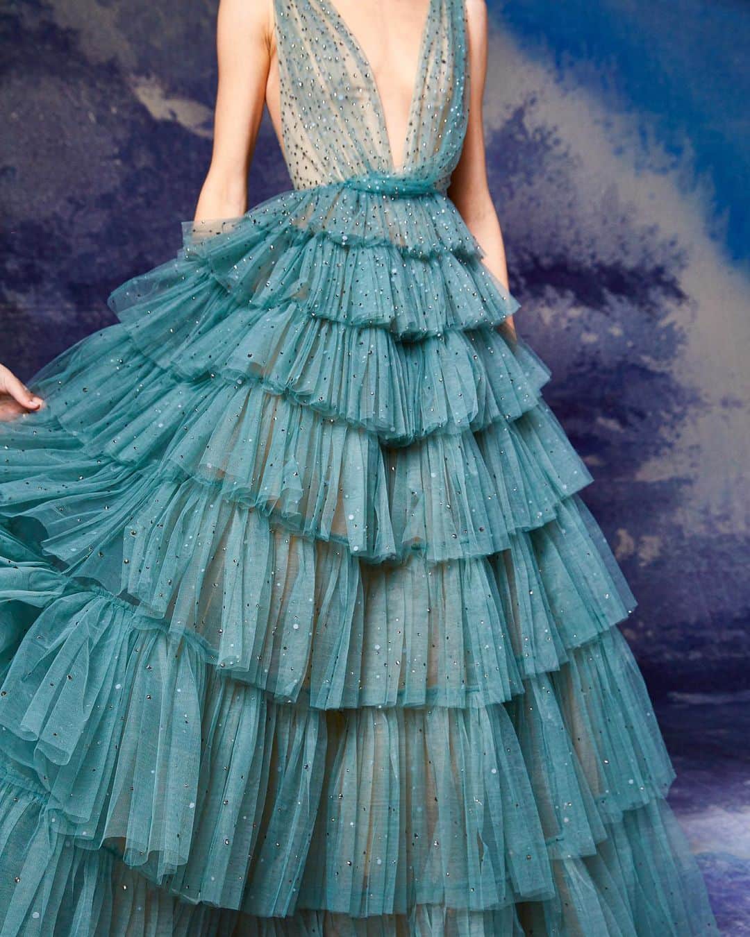 のインスタグラム：「Textured tiers on Look 8 from the Fall 2020 Marchesa shoot. #marchesa #fw20marchesa」
