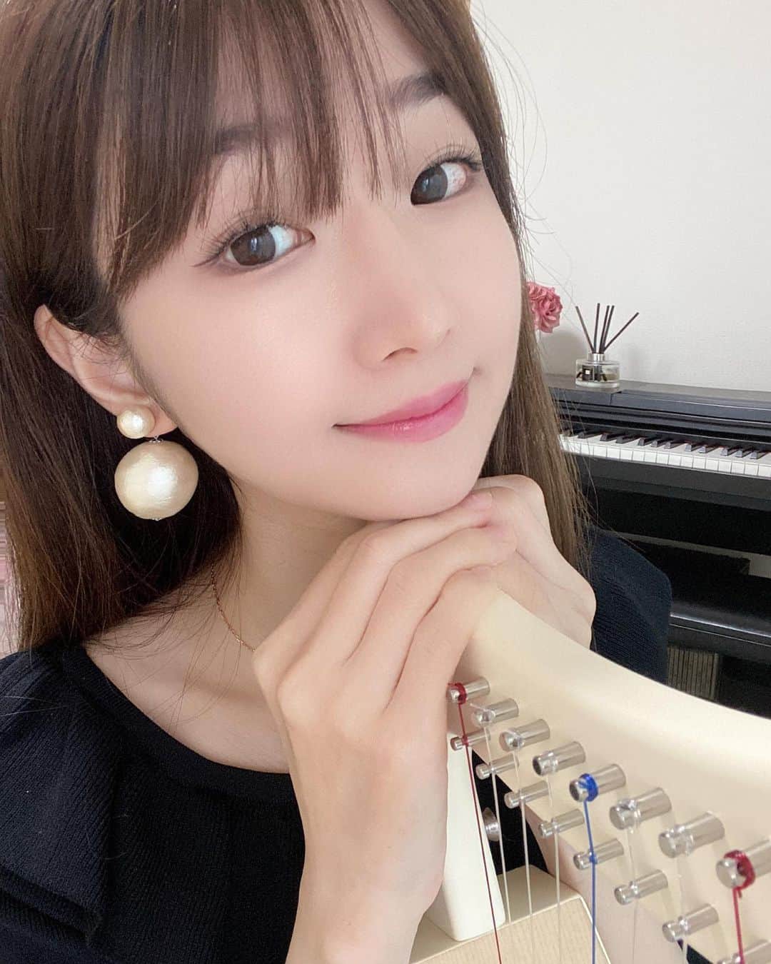 奈々子のインスタグラム：「おうち時間の美活に、2週間の毎日まつ毛ケアチャレンジを続けました♪ . . もう数年間ずっとまつエクなので、この機会にまつ毛もしっかり労ってあげました(*^_^*) お肌や髪と同じで、まつ毛も丁寧に毎日ケアするだけでしっかり応えてくれますよね♪ . . #HERELADYGO プロジェクトに賛同しています☆ #scalpd_eye_pr　@scalpd_eye #まつ毛ケアチャレンジ#スカルプD#まつげ美容液#おうち時間」