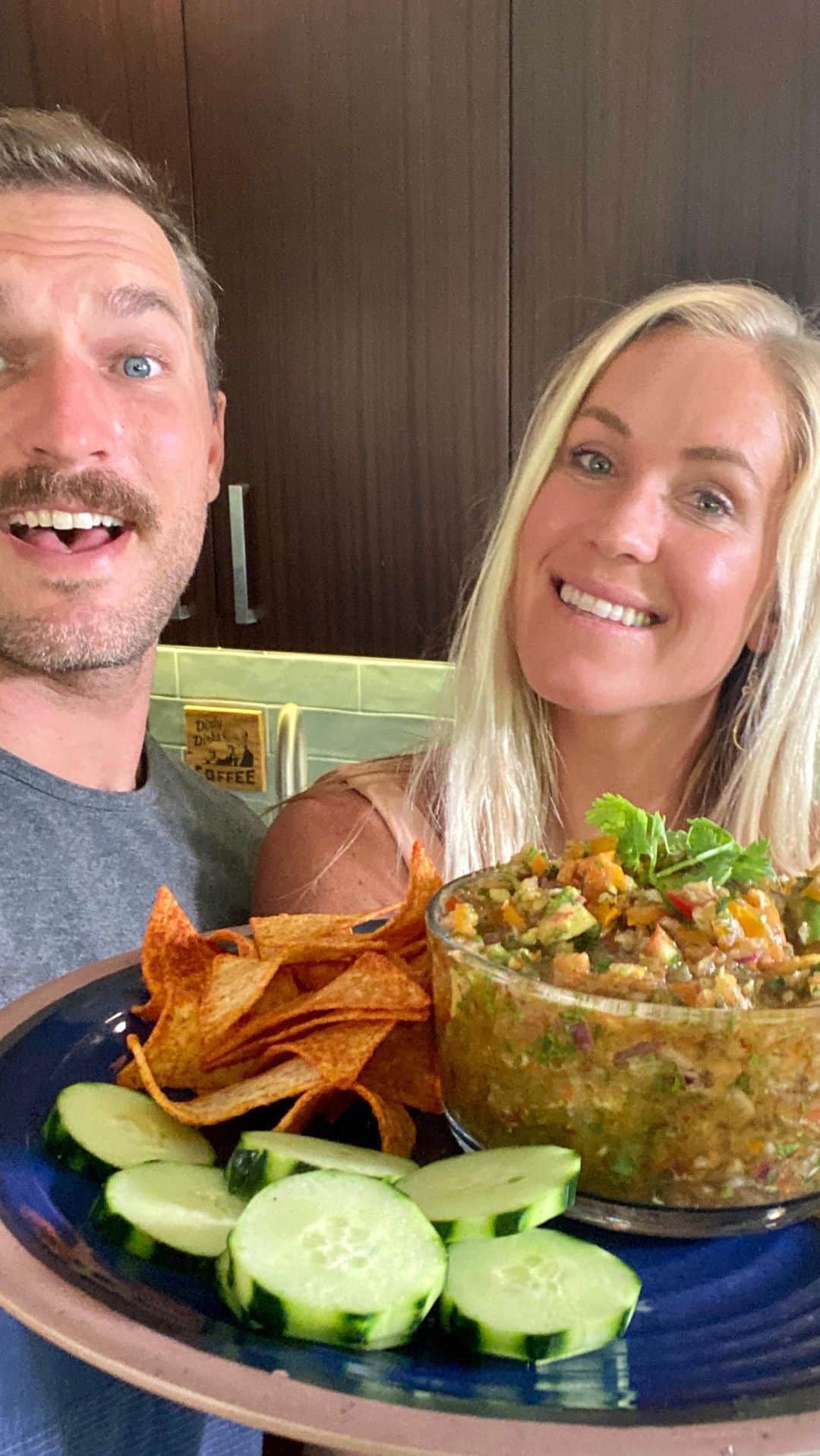 Bethany Hamiltonのインスタグラム：「No workout today, but we’re sharing our salsa recipe instead! I know it’s easy to buy salsa, but ours is fast, simple to prepare, and delicious! We use the food processor which some may see as “cheating,” but we just see as smart 😝  Ingredients: 1/2 of a purple onion 3 cloves garlic 1/2 large lime, or 2-3 small Limes 3-4 cups of small tomatoes, or 4-5 large tomatoes cilantro (a heaping handful) sea salt to taste (we used a sea salt with chili blend for extra spice) 1 jalapeño hot pepper, remove seeds for less spice (optional) 3 TBSP kimchi (optional, we used this to add spice) 1 tsp or tbsp of honey 1/2 papaya or mango (optional) 1/2 avocado (cut up into small squares)  More recipes like this on my website! https://bit.ly/BethanyRecipes」
