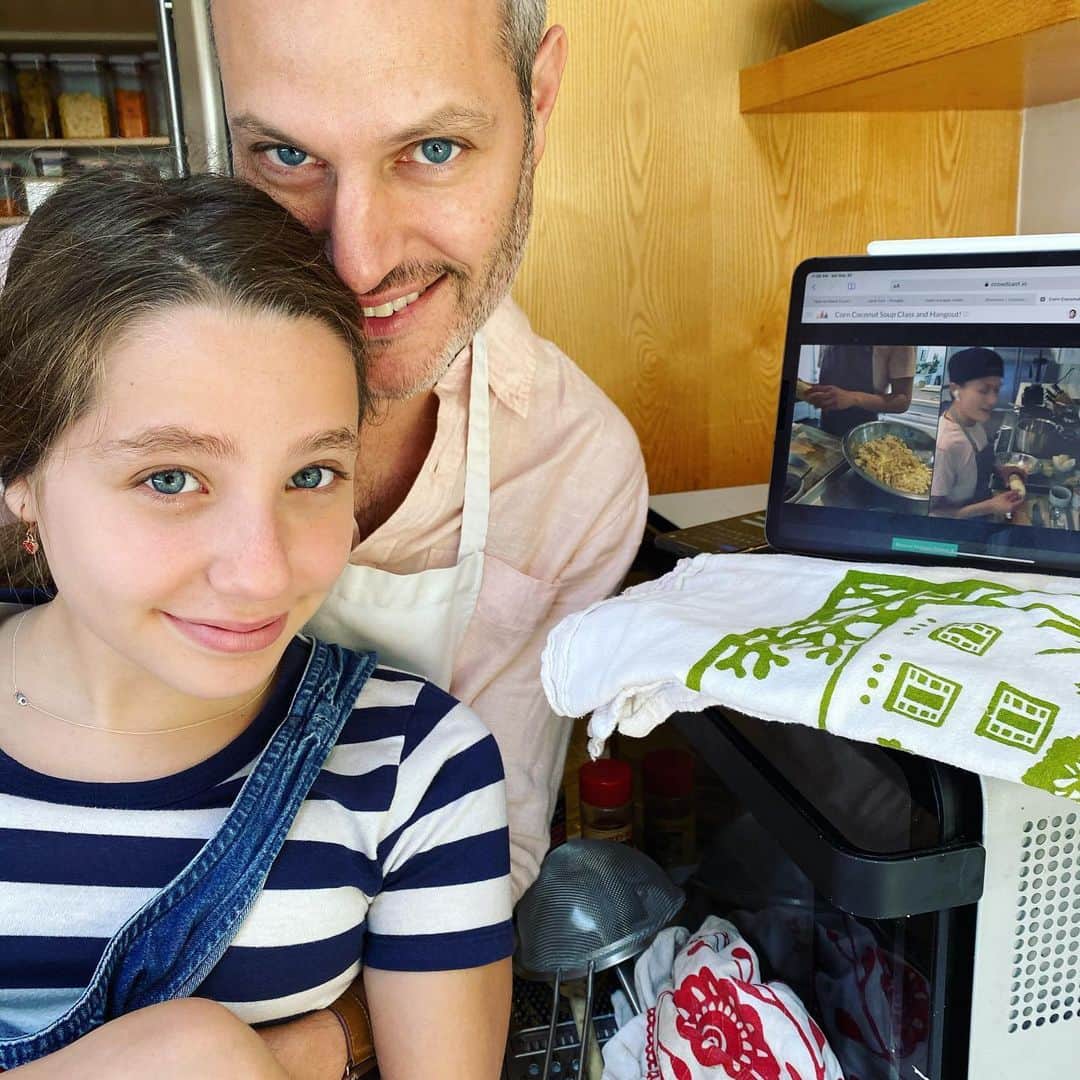 メアリー・マコーマックのインスタグラム：「Rose birthday gift to Michael was a zoom cooking class with Our FAVORITE Top Chef @chefmelissaking !! Very exciting over here. She said “Hi Rosie” and made Chef Rosie’s day.  I can’t wait to eat her famous corn-coconut soup.  @bravotopchef @chefmelissaking @padmalakshmi @tomcolicchio」