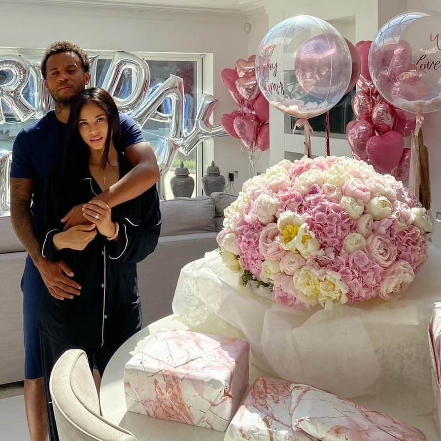 のインスタグラム：「My Superwoman! Happy birthday. You mean the world to Me and the kids. We love you now and forever ❤️」