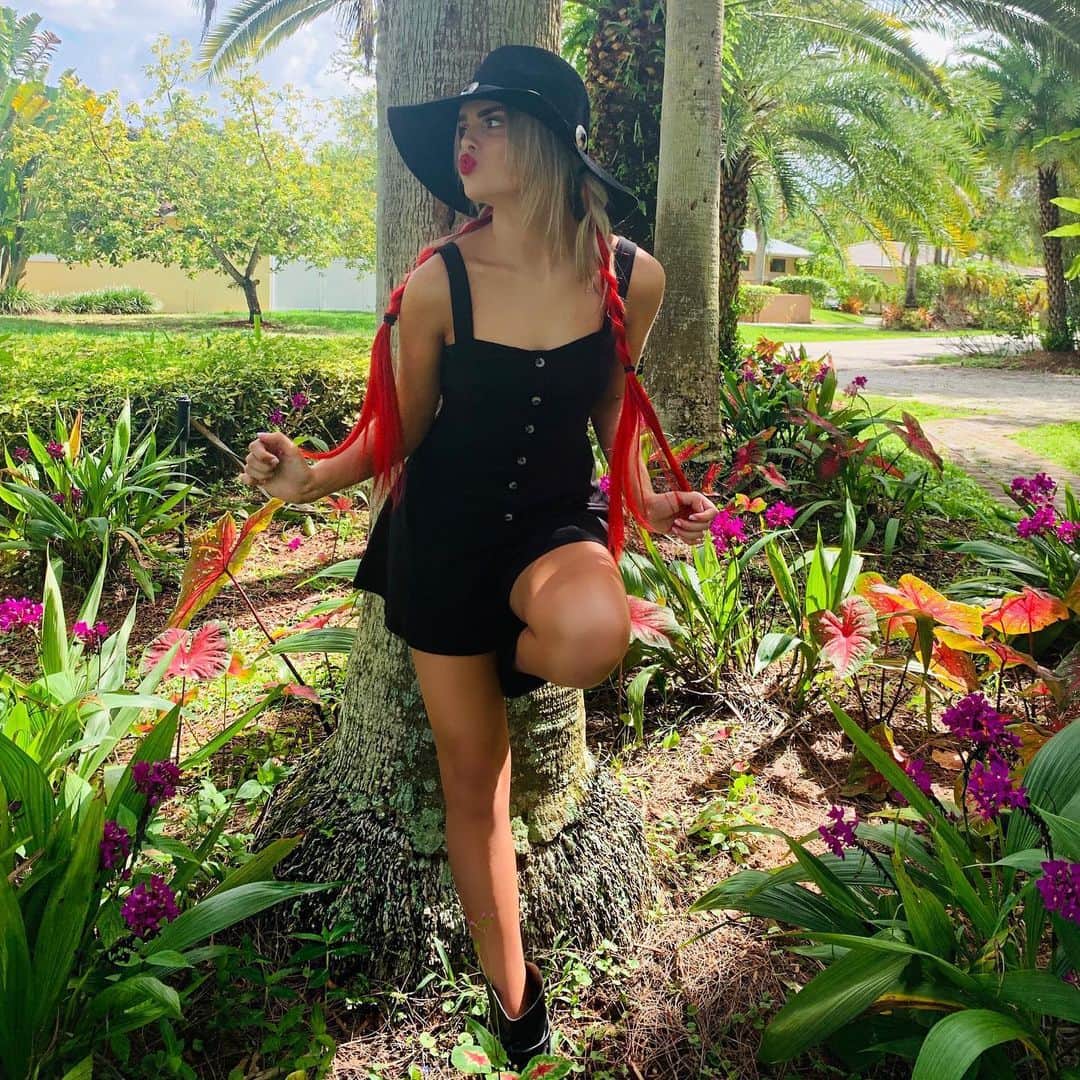 Mia Diazのインスタグラム：「Height: 5’1 But My ATTITUDE 6’1 🔥🔥🔥🔥 #miadiaz」