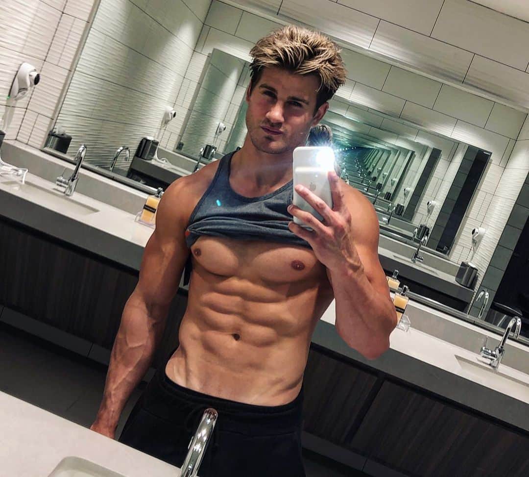 のインスタグラム：「Don’t forget chest day everybody」