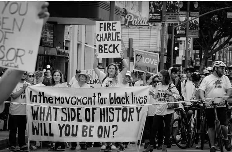 マット・マクゴリーさんのインスタグラム写真 - (マット・マクゴリーInstagram)「White people. It’s time to show up, to get uncomfortable, to put our bodies and our resources on the line. Follow @showingupforracialjustice to get plugged in nationally and @wp4bl for what’s going on in LA. (Photo by @scott_fleishman )」5月31日 3時52分 - mattmcgorry