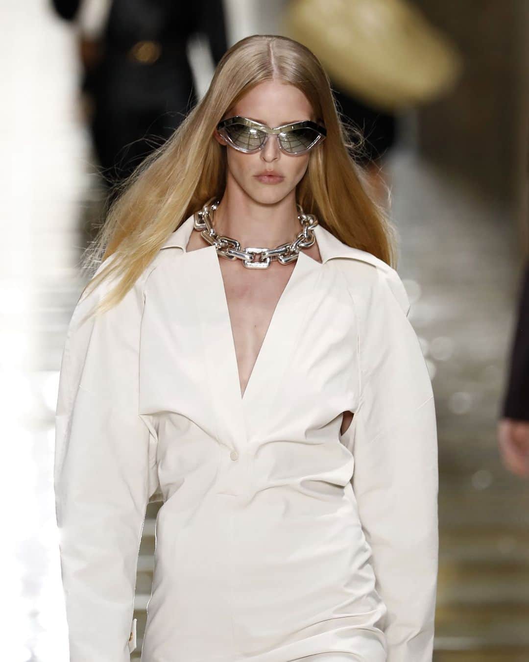 Fashion Weekのインスタグラム：「Silver linings: accessories edition. @bottegaveneta's September runway 📸by @gettyimages.」