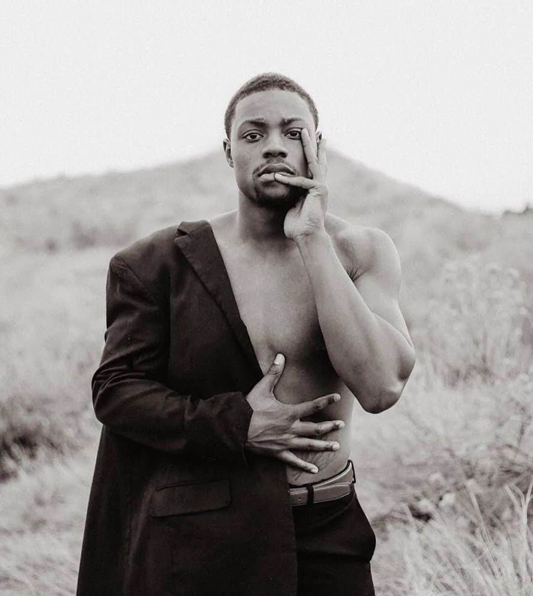 leslie & dani & harriのインスタグラム：「Picture by @shelbyborerandphotography // model @momo2clef  Please send / tag any black creators that you admire. Also please send us any photos you’ve taken during these protests. And please donate and sign petitions if you can not go to the protests that are happening.」