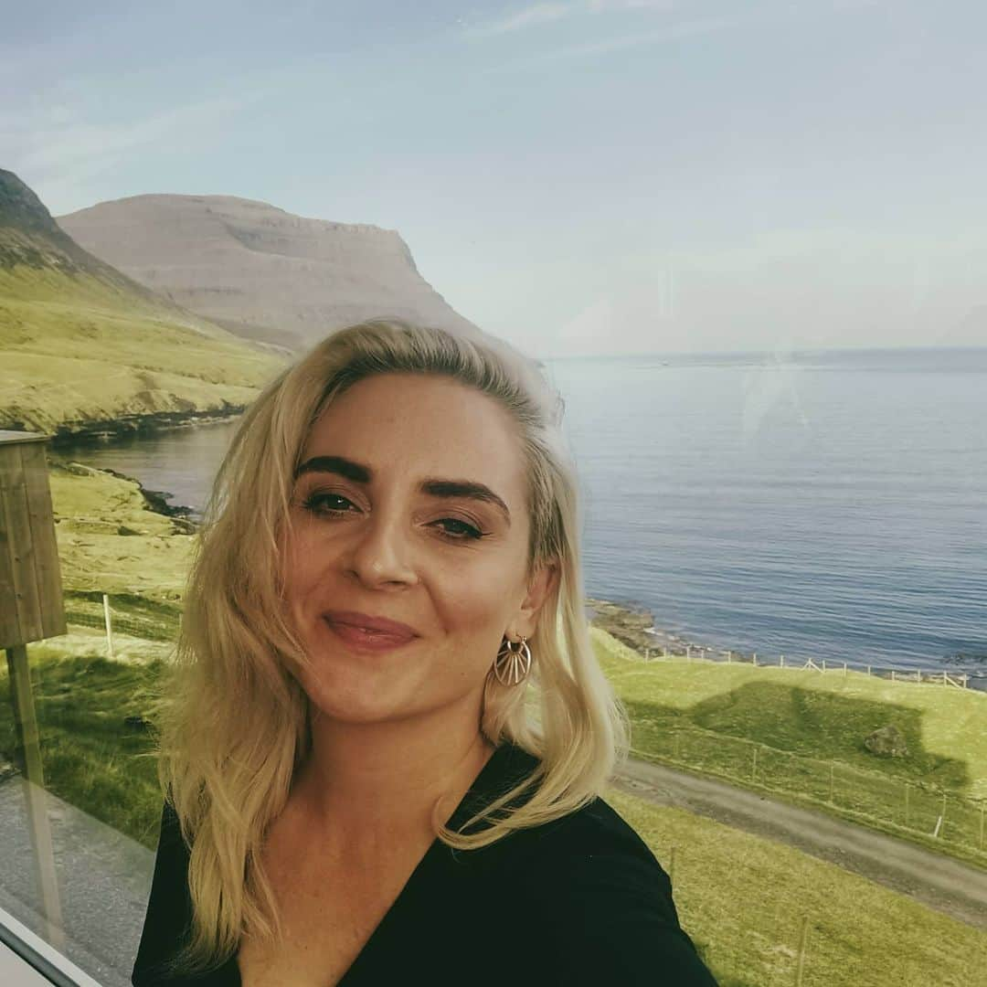 アイヴォール・ポルスドッティルさんのインスタグラム写真 - (アイヴォール・ポルスドッティルInstagram)「Thank you for joining the live stream from the sunny Faroe Islands 💚⛰️💚 Loved hanging out with you guys as always 🍷🧡 . . . . . . . . . . . . . #livefromeivørslivingroom #Togetheratome #thefaroeislands #eivørsaturdaylivestream #crazytimes #livemusic #folktronica #onstage #music #folk #tourlife #touring #eivør #eivor #electronica #darkpop #love #livefromeivørshome」5月31日 4時26分 - eivormusic