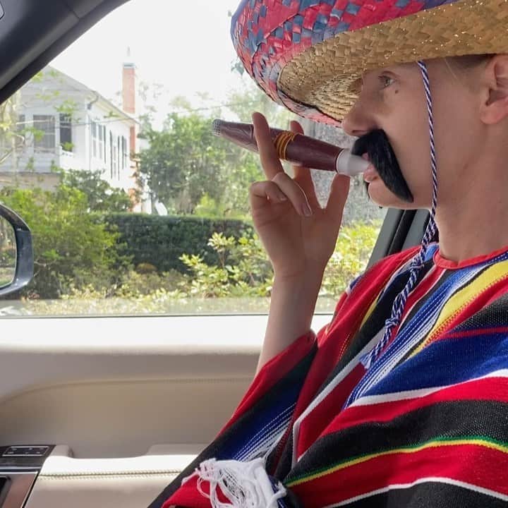 アリソン・リスクのインスタグラム：「wanted to do this earlier, but my look was sold out on @amazon 🤷🏼‍♀️ guess we’re in time for “cinco de June-o” 🤣 car door ran a bit of interference but any good performer just keeps going @cousinskeether」