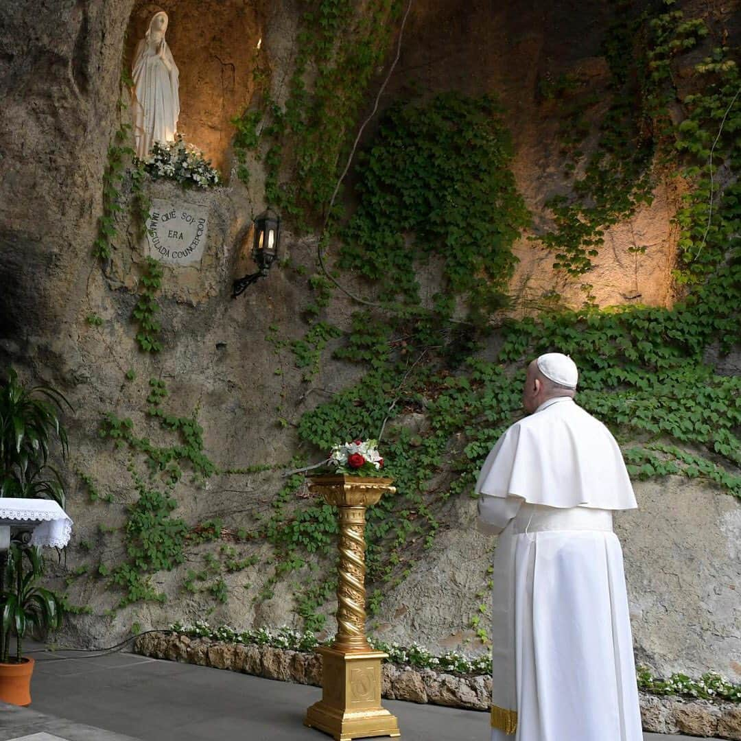 フランシスコ（ローマ教皇）さんのインスタグラム写真 - (フランシスコ（ローマ教皇）Instagram)「EN: Mother of God and our Mother, pray for us to God, the Father of mercies, that this great suffering may end and that hope and peace may dawn anew. #Rosary #COVID-19 PT: Mãe de Deus e nossa Mãe, alcançai-nos de Deus, Pai de misericórdia, que esta dura prova termine e volte um horizonte de esperança e paz. #Terço #COVID-19 ES: Madre de Dios y Madre nuestra, implora al Padre de misericordia que esta dura prueba termine y que volvamos a encontrar un horizonte de esperanza y de paz. #SantoRosario  #COVID-19 IT: Madre di Dio e Madre nostra, implora per noi da Dio, Padre di misericordia, che questa dura prova finisca e che ritorni un orizzonte di speranza e di pace. #SantoRosario  #COVID-19 FR: Mère de Dieu et notre Mère, implore pour nous de Dieu, Père de miséricorde, que cette dure épreuve finisse et que revienne un horizon d’espérance et de paix. #chapelet PL: Matko Boga i nasza Matko, błagaj za nami u Boga, Ojca miłosierdzia, aby ta ciężka próba skończyła się i by powróciła perspektywa nadziei i pokoju. DE: Mutter Gottes und unsere Mutter, erflehe für uns bei Gott, dem barmherzigen Vater, dass diese harte Prüfung ein Ende habe und am Horizont wieder Hoffnung und Friede erscheine.」5月31日 4時29分 - franciscus