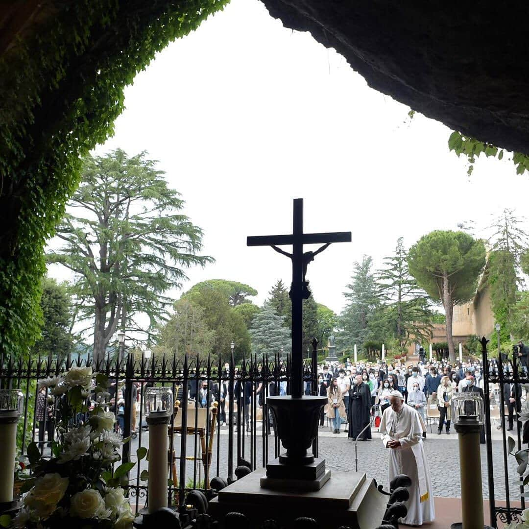 フランシスコ（ローマ教皇）さんのインスタグラム写真 - (フランシスコ（ローマ教皇）Instagram)「EN: Mother of God and our Mother, pray for us to God, the Father of mercies, that this great suffering may end and that hope and peace may dawn anew. #Rosary #COVID-19 PT: Mãe de Deus e nossa Mãe, alcançai-nos de Deus, Pai de misericórdia, que esta dura prova termine e volte um horizonte de esperança e paz. #Terço #COVID-19 ES: Madre de Dios y Madre nuestra, implora al Padre de misericordia que esta dura prueba termine y que volvamos a encontrar un horizonte de esperanza y de paz. #SantoRosario  #COVID-19 IT: Madre di Dio e Madre nostra, implora per noi da Dio, Padre di misericordia, che questa dura prova finisca e che ritorni un orizzonte di speranza e di pace. #SantoRosario  #COVID-19 FR: Mère de Dieu et notre Mère, implore pour nous de Dieu, Père de miséricorde, que cette dure épreuve finisse et que revienne un horizon d’espérance et de paix. #chapelet PL: Matko Boga i nasza Matko, błagaj za nami u Boga, Ojca miłosierdzia, aby ta ciężka próba skończyła się i by powróciła perspektywa nadziei i pokoju. DE: Mutter Gottes und unsere Mutter, erflehe für uns bei Gott, dem barmherzigen Vater, dass diese harte Prüfung ein Ende habe und am Horizont wieder Hoffnung und Friede erscheine.」5月31日 4時29分 - franciscus