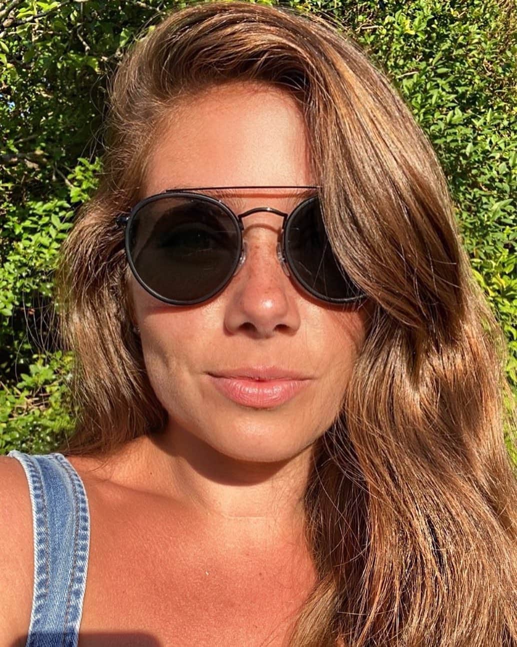 のインスタグラム：「No makeup, no filter, sunlight and sunnies ☀️ #saturday #saturdaynight #lockdownnights #sunglasses #sun #sunlight #dimples #freckles #nomakeup #garden」