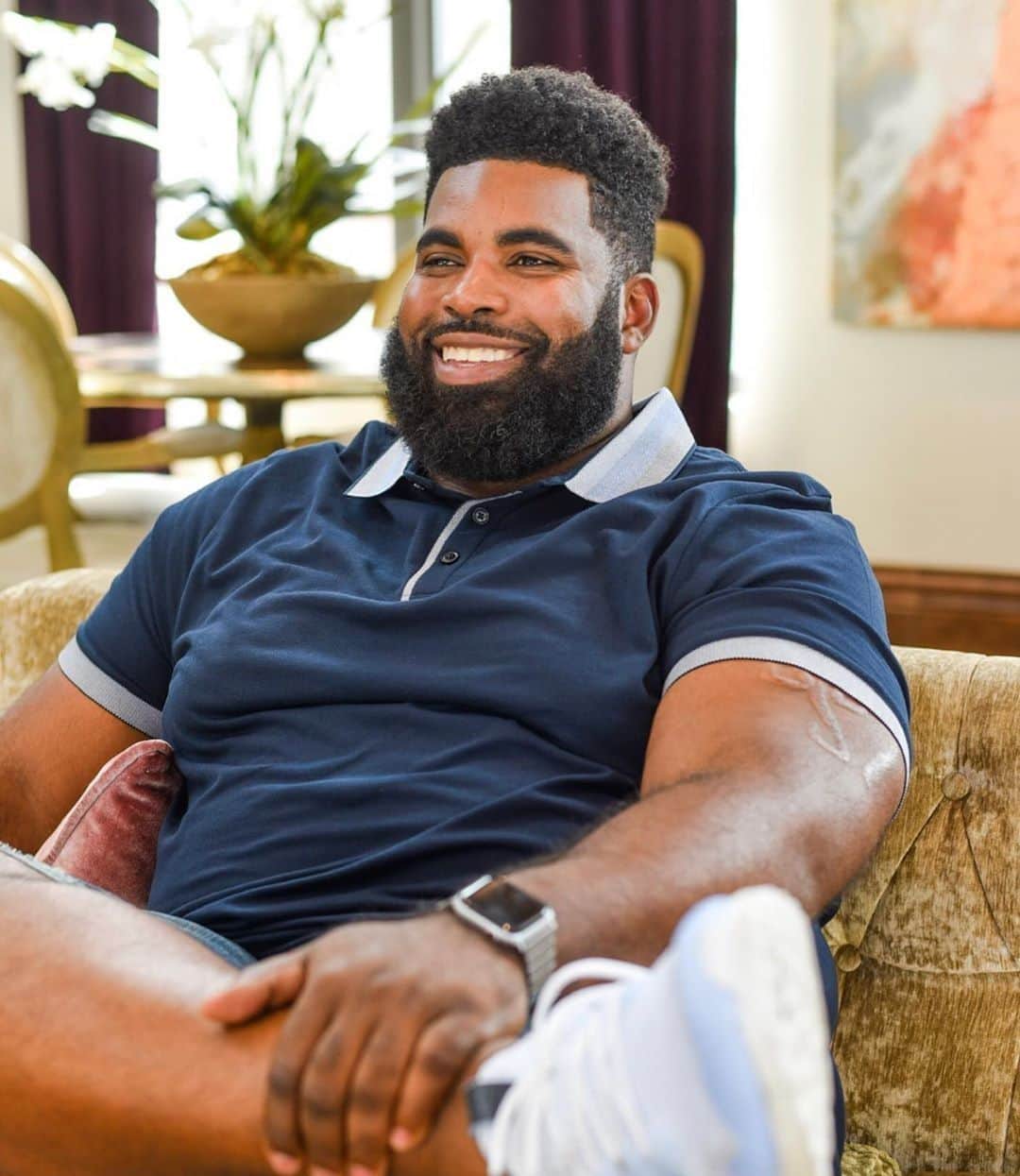 ペリーエリスのインスタグラム：「Ready to sit back and relax for the weekend with @BMadden59 #LifeReadySince1976」
