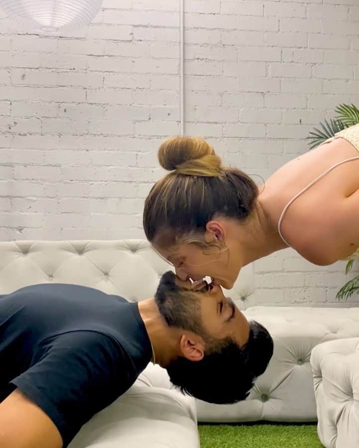 Hannah Stockingのインスタグラム：「A perfect match ❤️ @adamw」