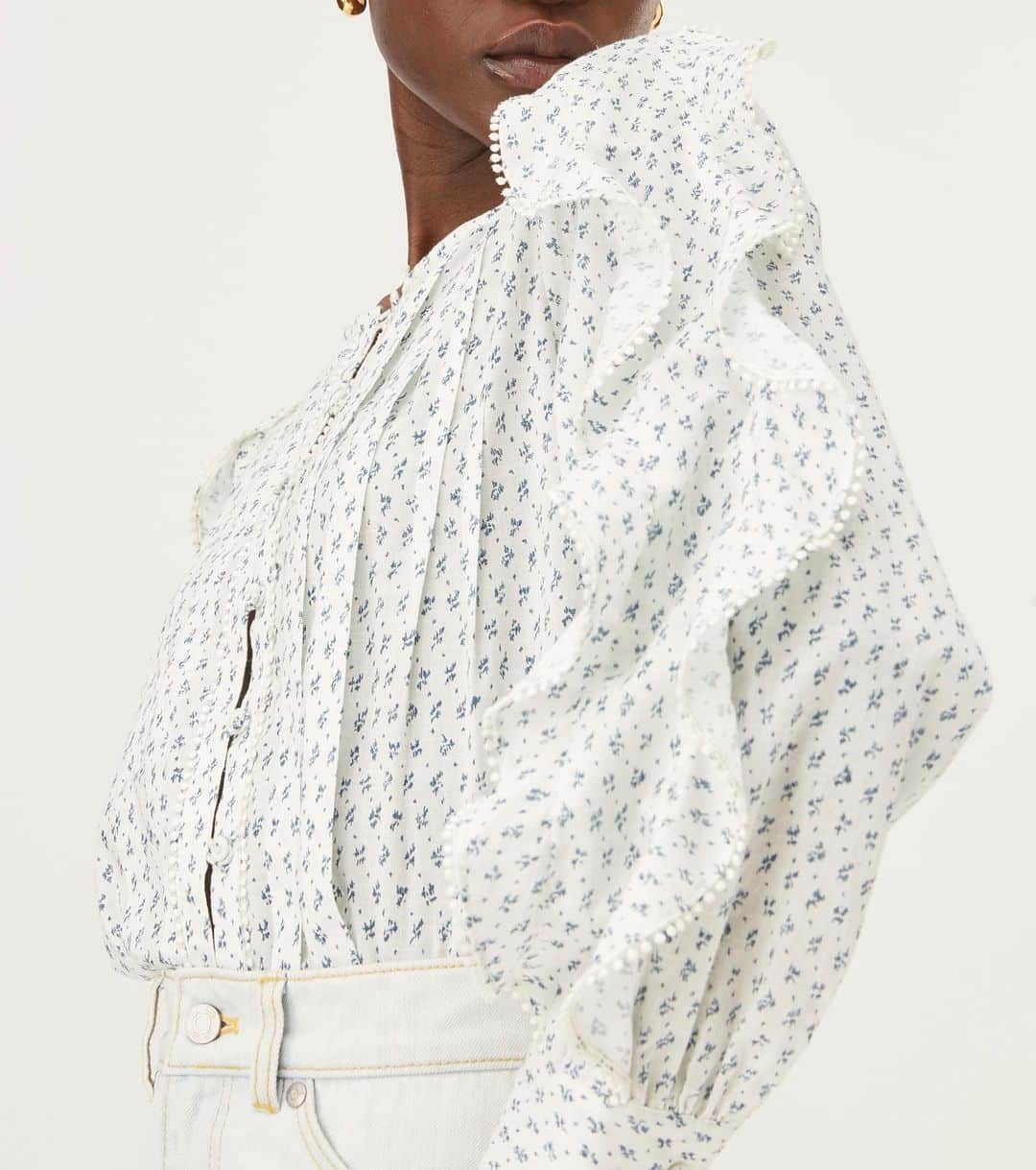 レベッカテイラーのインスタグラム：「Soft sleeves on the Ikat Leaf Ruffle Top.」