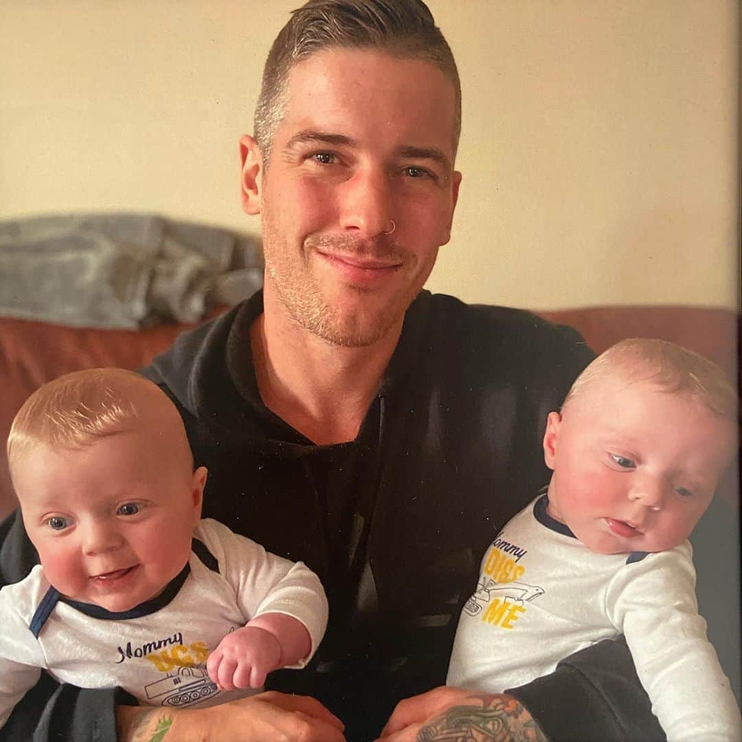 ザッキー・ヴェンジェンスのインスタグラム：「Wishing the happiest first birthday 🎂 to the @theabebabes 🎁 I am so glad to be your  uncle Zack. Watching you guys laugh and dance makes me so happy. @sammerr you made a great pair of boys 👶 👶 ❤️❤️❤️❤️❤️ #identicaltwins #boys #babya #babyb #alex #brooks #fununcle #funcle」